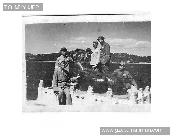 钩针艺术创作足球明星形象,精美图案呈现球场英雄风采